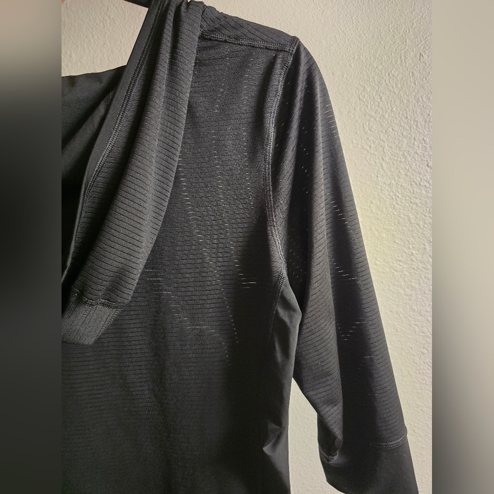 North Face Athletic Black Top 3/4 Sleeve - Picture 6 of 6